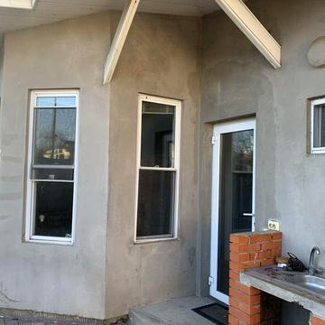 Сдам дом  на участке с хозяином  до моря 15 мин