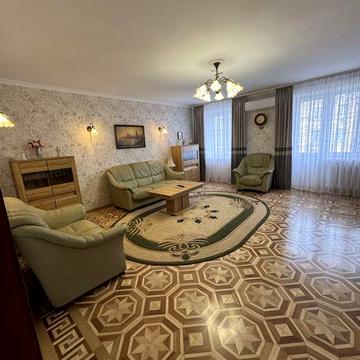 Продам трехкомнатную квартиру в сталинке