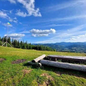 Земельна ділянка з будинком.  Ціна вказана за сотих