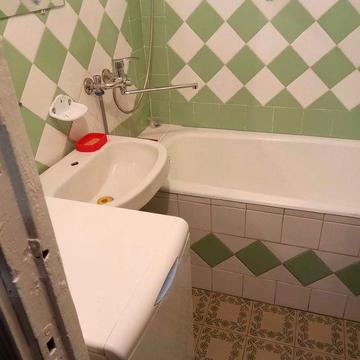 Здається пів будинку