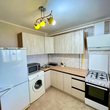 Оболонська пл. (Дружби Народів СРСР), 5