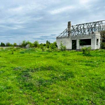 Продаж недобудованого будинку з ділянкою