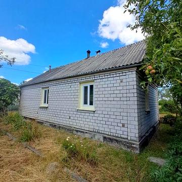 Продаж будинку з великою територією.