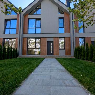Будинок (таунхаус) з цоколем преміальної якості в центрі Бучі