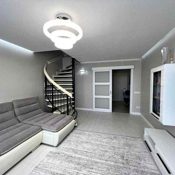 Сучасна простора укомплектована квартира для великої сімʼї