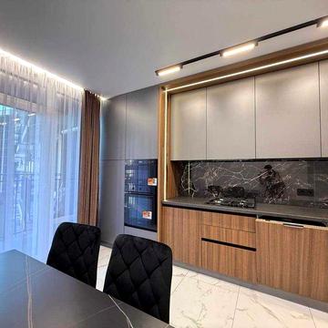 сучасна укомплектована 1 кім квартира в центрі.ЗДАМ