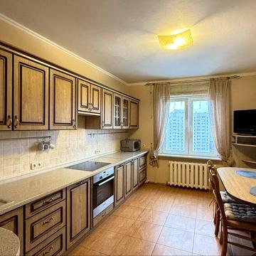 Позняки , вул .Урлівська 36 , оренда 3х кімнатної квартири .