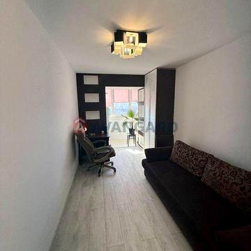 Простора 4-кімнатна квартира на Озерній з виглядом на озеро.