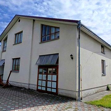 Просторий сучасний будинок з ремонтом, є-відновлення, постанова