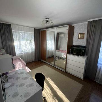 ПАРК ГОРЬКОГО \ Космонавтов 1 комн Низкий этаж.