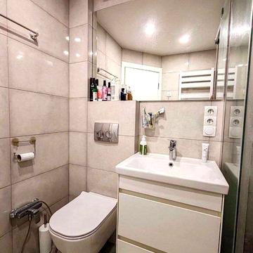 Продам 2-х к. квартиру в центре с ремонтом.