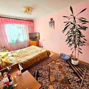 Продам 2-кімн. квартиру з меблями на другому поверсі в центрі міста...