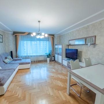 Дмитрівська вул., 45