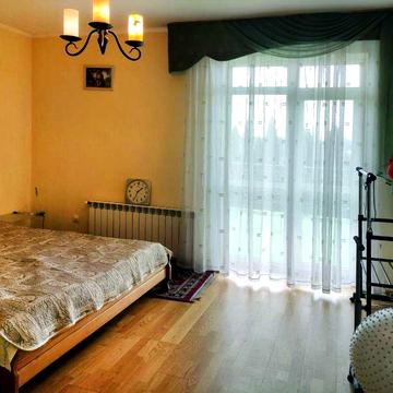 Будинок по вул. Кримська зі спальні вихід на терасу