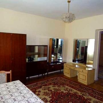 3-кімнатна чешка на Литвиненка. Окремі кімнати, цегла, два балкона.