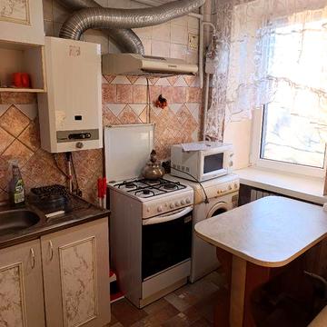 Здаю 1 кім кв Космонавтів 1/5, балкон, 31/17/5, ремонт, меблі, техніка