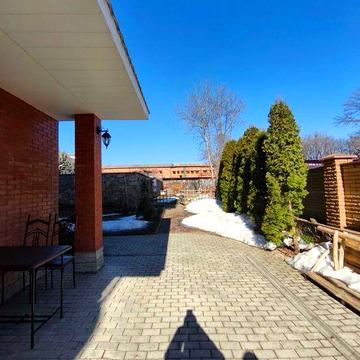 Бульвар,частина будинку,свій двір