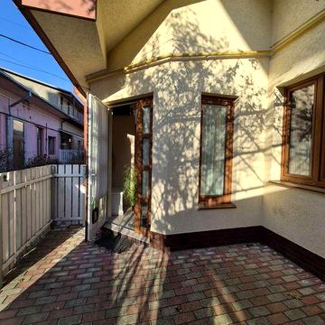 Здається в оренду Атмосферна квартира  з двориком у Центрі Ужгорода