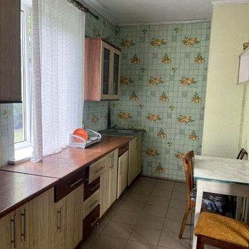 Продаж будинку неподалік міста