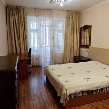 Сдаю Центр ул.Леонтовича 2-й эт" сталинка"с балконом - 14000гр