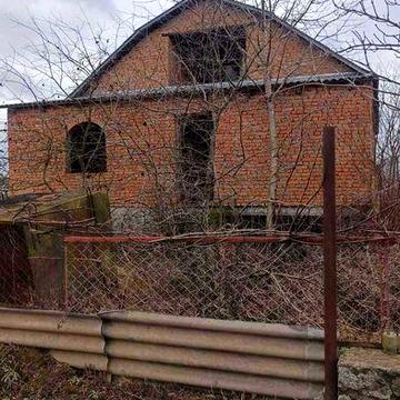 Продаж будинку та земельний участок