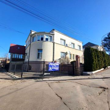 Простора дворівнева квартира в центрі!