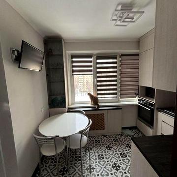 Продам квартиру з сучасним ремонтом в спальному районі міста.