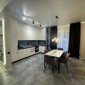 Новий одноповерховий будинок з ремонтом та вбудованою технікою.