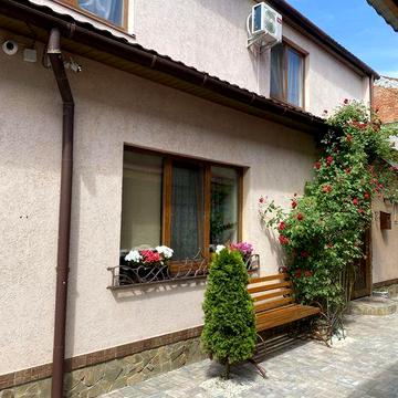 Продається дворівнева квартира з  подвірям в центрі