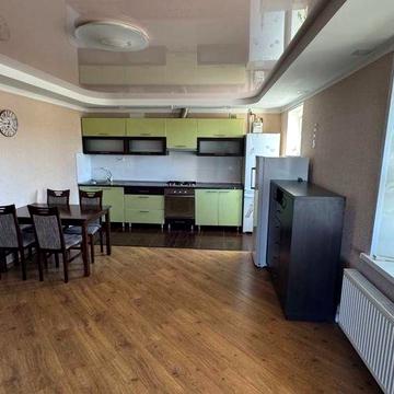 Здається в оренду простора трикімнатна квартира в мальовничому районі