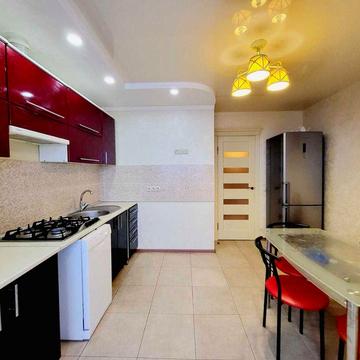 (8) Продам 3-кімнатну квартиру на Замості 9890