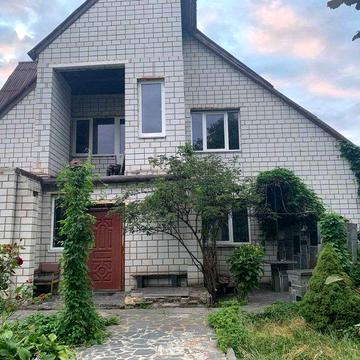 Продам пів будинку з окремим входом смт Борова пров.Григорія Сковороди