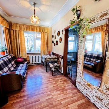 Двоповерховий цегляний будинок у Ворзелі з великою ділянкою серед лісу