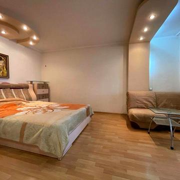 Метро пішки. Продаж трикімнатної (+ гостинна) квартири в Києві