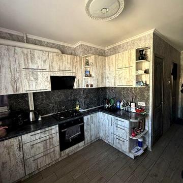 Боженка, простора 1-но кімнатна квартира на середньому поверсі