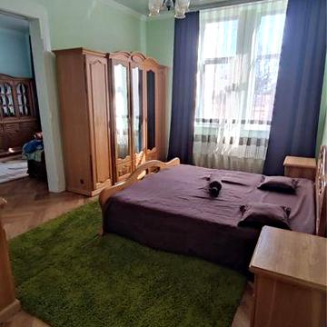 Здається на довготривалий термін квартира в центрі міста.