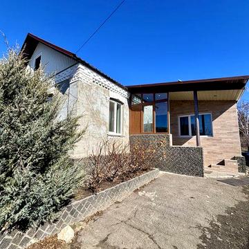 Просторий будинок з магазином і садом у центрі міста