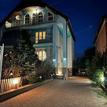 Великий добротний цегляний 3-х поверх. будинок + 2-поверх. добудова