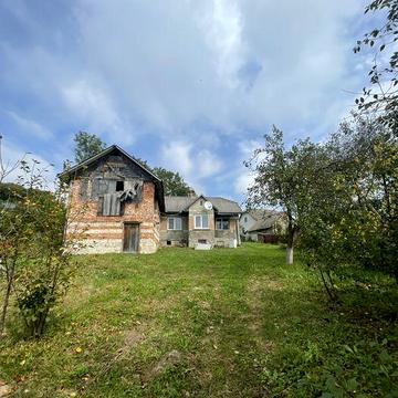 Продаж будинку та дві суміжні території.