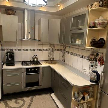 Продаж! Трикімнатна - вулиця Чарівна!