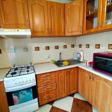 Здається окрема кімната по Хотовицького для дівчини-жінки.