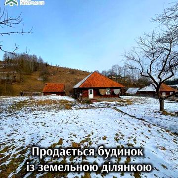 Продаж ділянки із половиною будинка