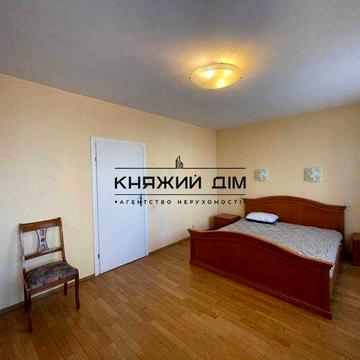 Продаж 3 кімнатна квартира м. Лівобережна КОД 21147395