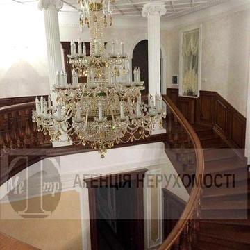 Продається триповерховий будинок.