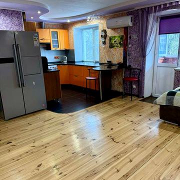 3-кімнатна квартира в смт Хорошів з ремонтом та власним гаражом