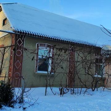 Здається               Будинок в селі Козятині.