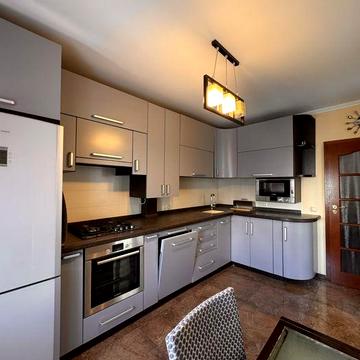 Чотирикімнатна квартира за ТРЦ Порт Сіті з паркомісцем!