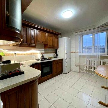 Продам двокімнатну квартиру з капітальним ремонтом на Слобідці