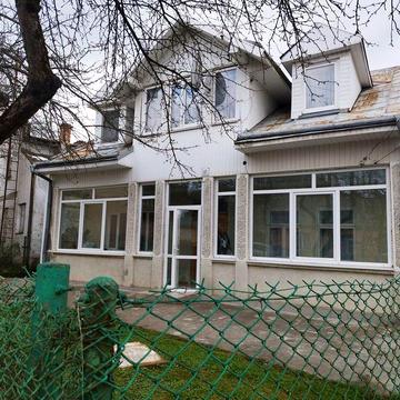 Продам пів будинку з подвір,ям.