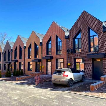 Таун 104м2 з великою ділянкою 2 сотки,біля озера та лісу